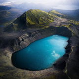 <p>Le volcanisme actif de l’île, entre paysages millénaires et industrie géothermique</p>
