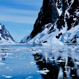 <p>La navigation au milieu des glaces du chenal Lemaire</p>